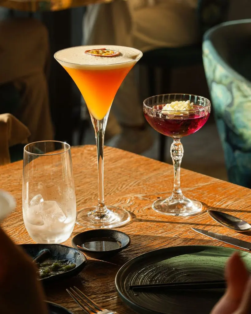 Kleurrijke cocktails op tafel bij ChouChou