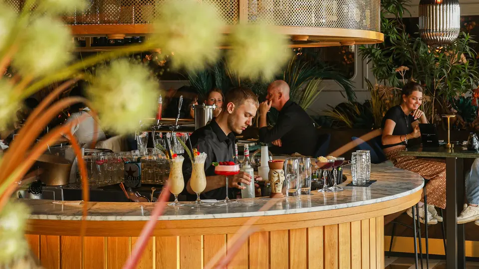 Die stimmungsvolle Bar im Restaurant ChouChou in Scheveningen